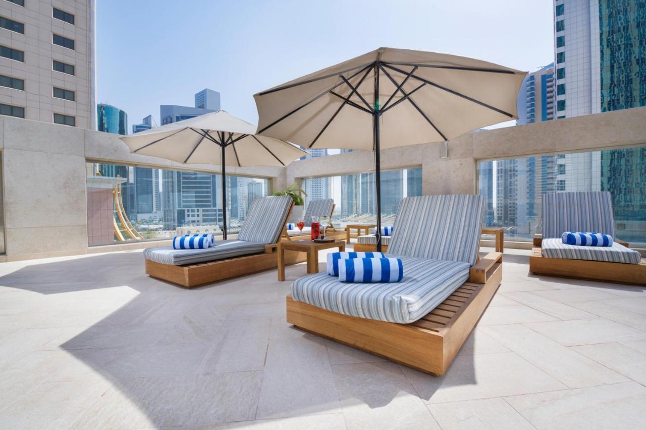 Wyndham Grand Doha West Bay Beach Exteriér fotografie The pool deck at the hotel