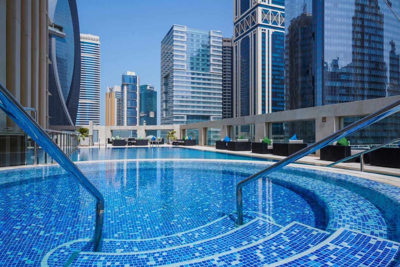 Wyndham Grand Doha West Bay Beach Exteriér fotografie The swimming pool at the hotel