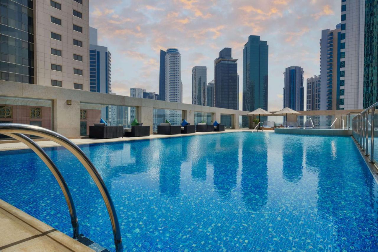 Wyndham Grand Doha West Bay Beach Exteriér fotografie The swimming pool at the hotel