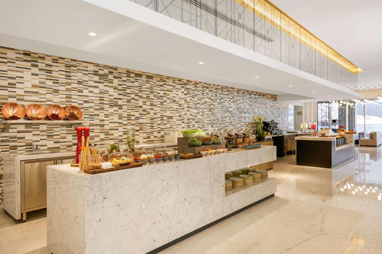 Wyndham Grand Doha West Bay Beach Exteriér fotografie The buffet at the lobby