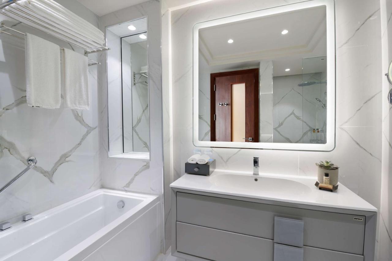 Wyndham Grand Doha West Bay Beach Exteriér fotografie Bathroom