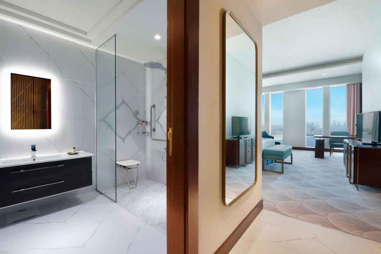 Wyndham Grand Doha West Bay Beach Exteriér fotografie A guest room at the hotel