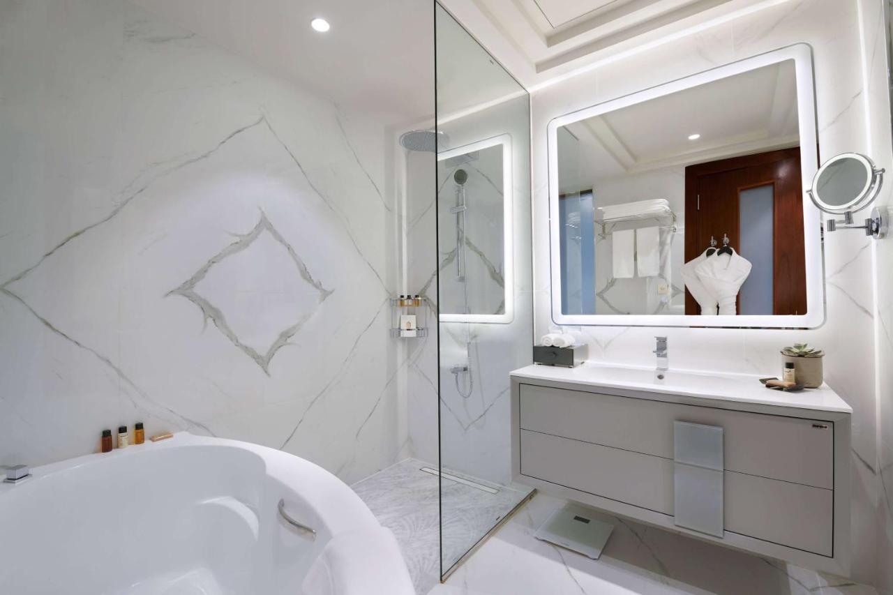 Wyndham Grand Doha West Bay Beach Exteriér fotografie Bathroom