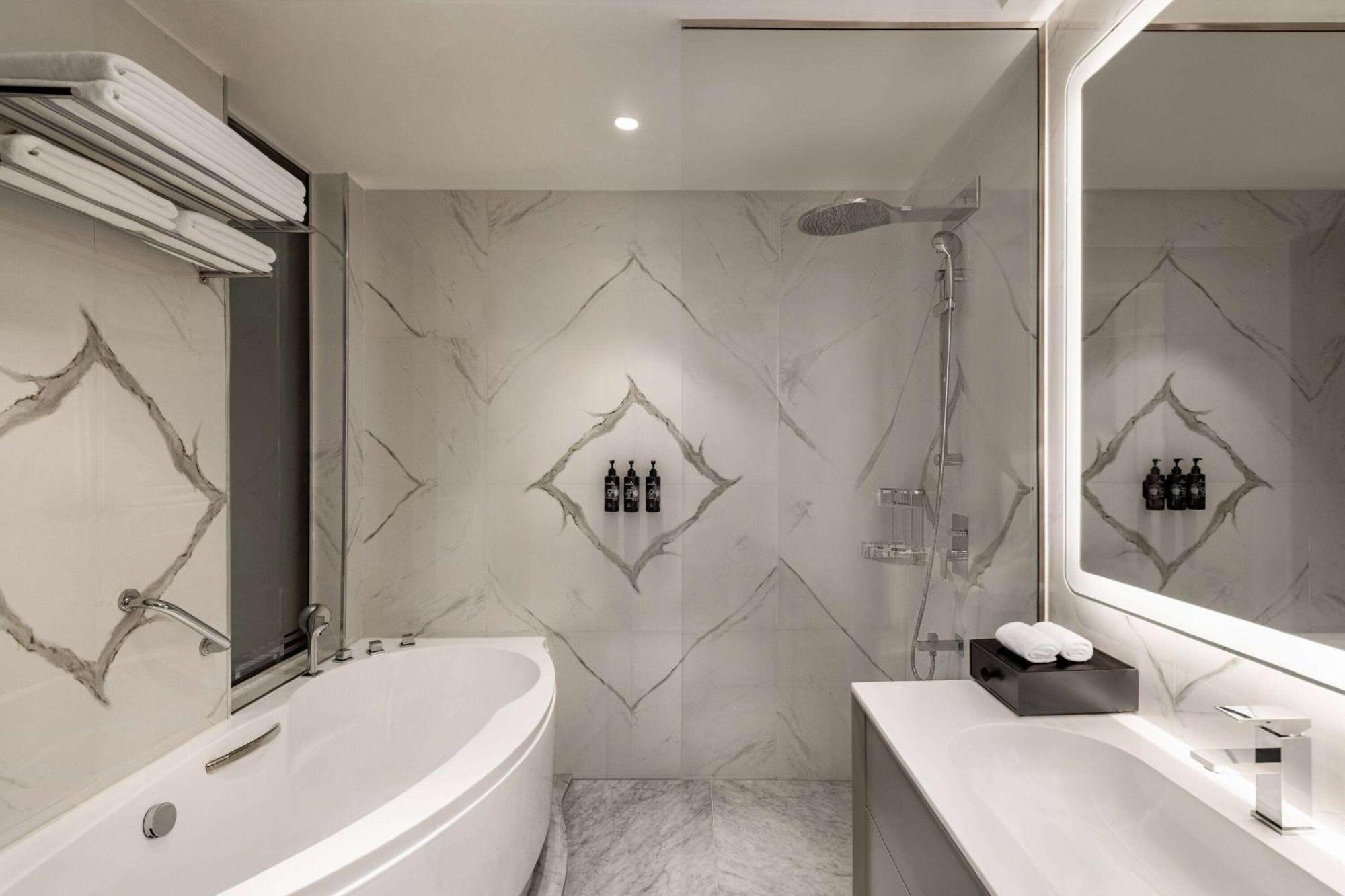 Wyndham Grand Doha West Bay Beach Exteriér fotografie Bathroom