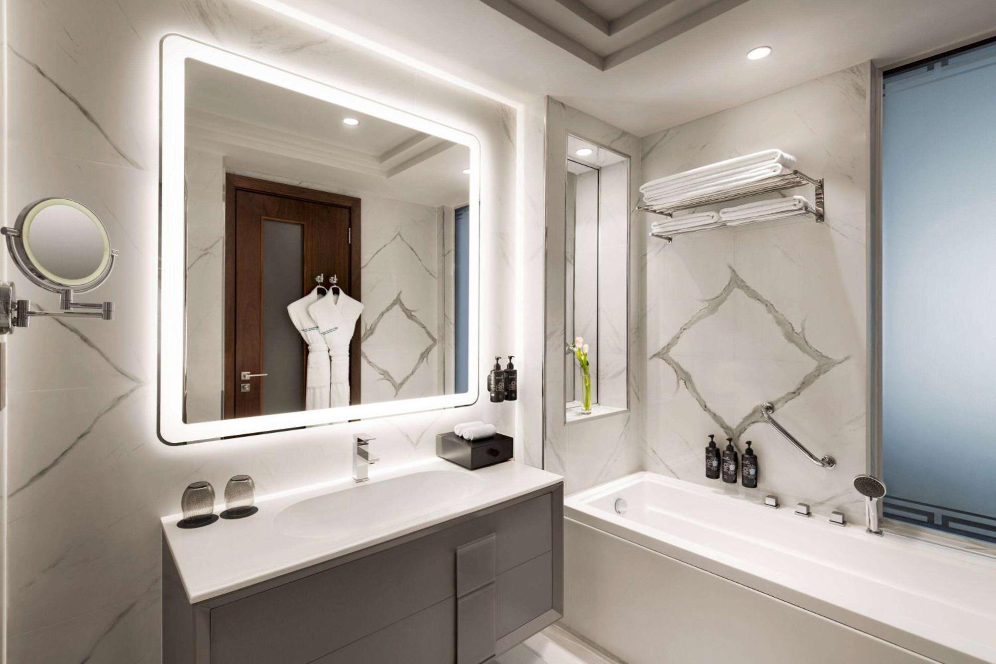 Wyndham Grand Doha West Bay Beach Exteriér fotografie Bathroom